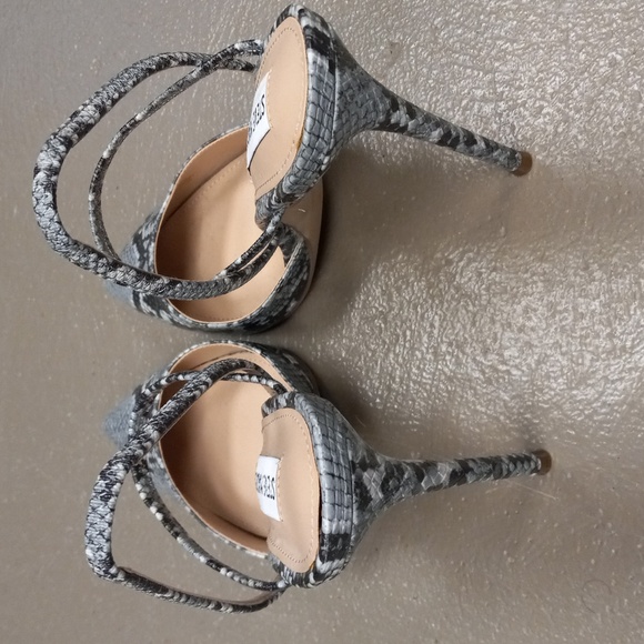 Steve Madden Snake Skin Print, Gray,Black& White Heels - Picture 8 of 10